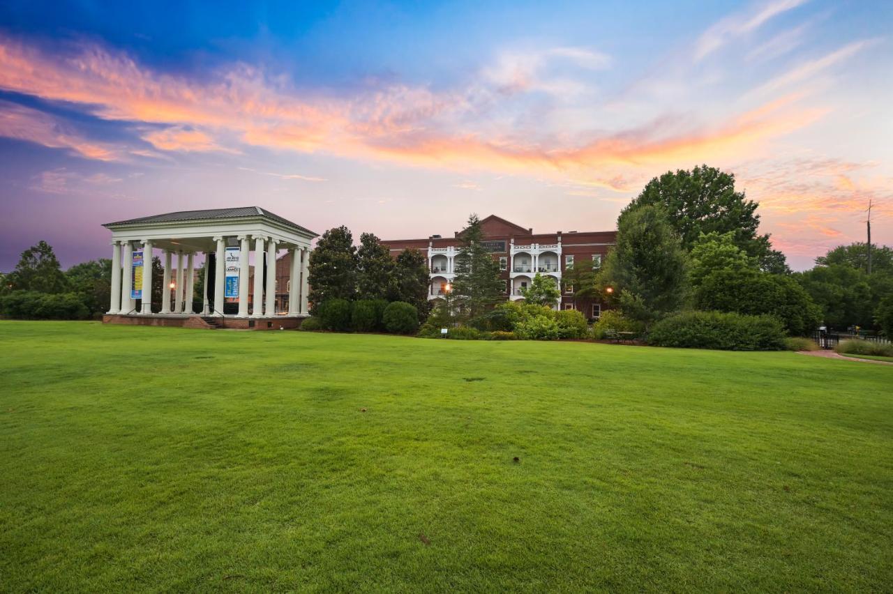 The James Madison Inn Buitenkant foto